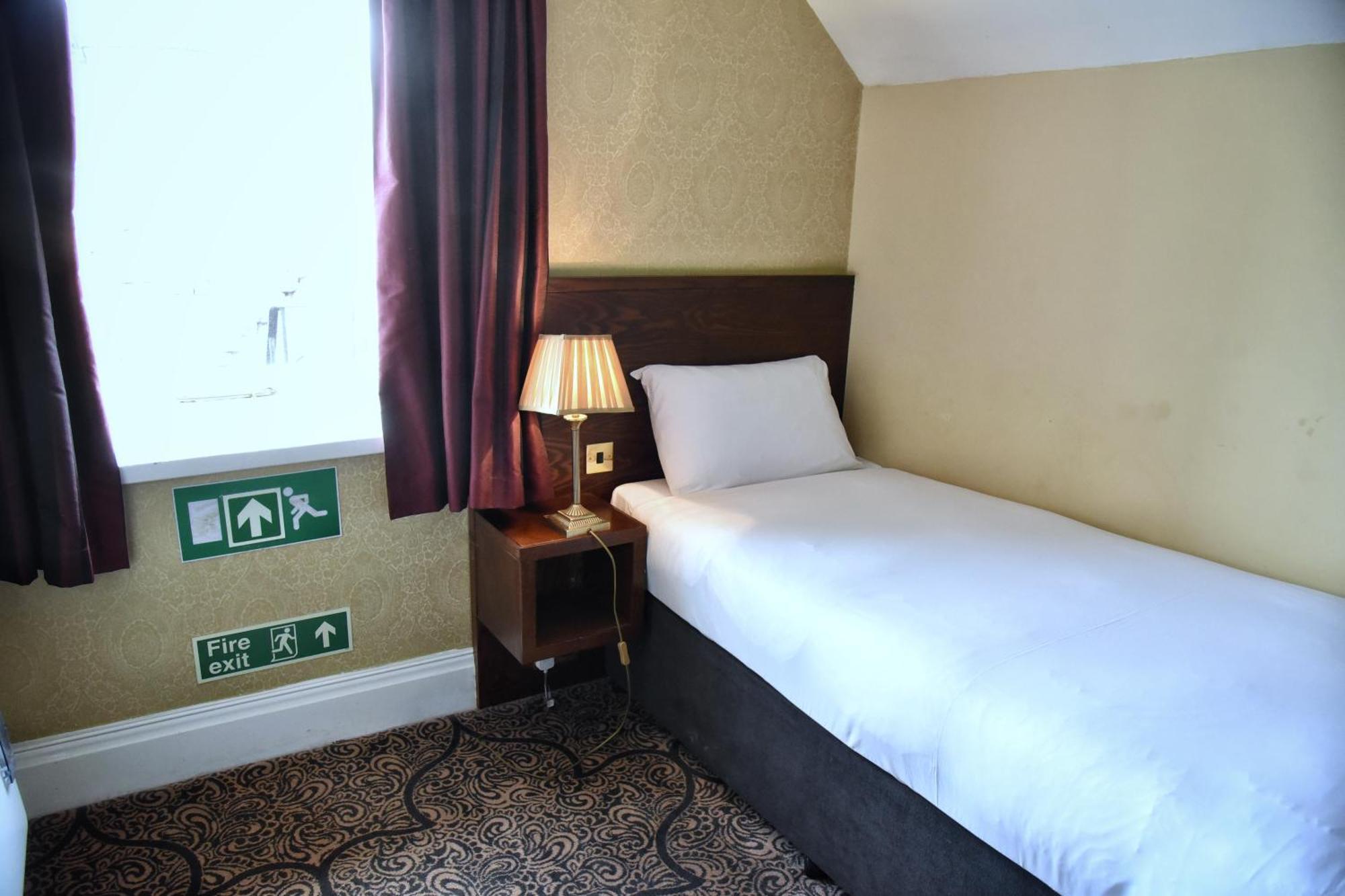 The Castle Hotel Wetherspoon Ruthin Kültér fotó
